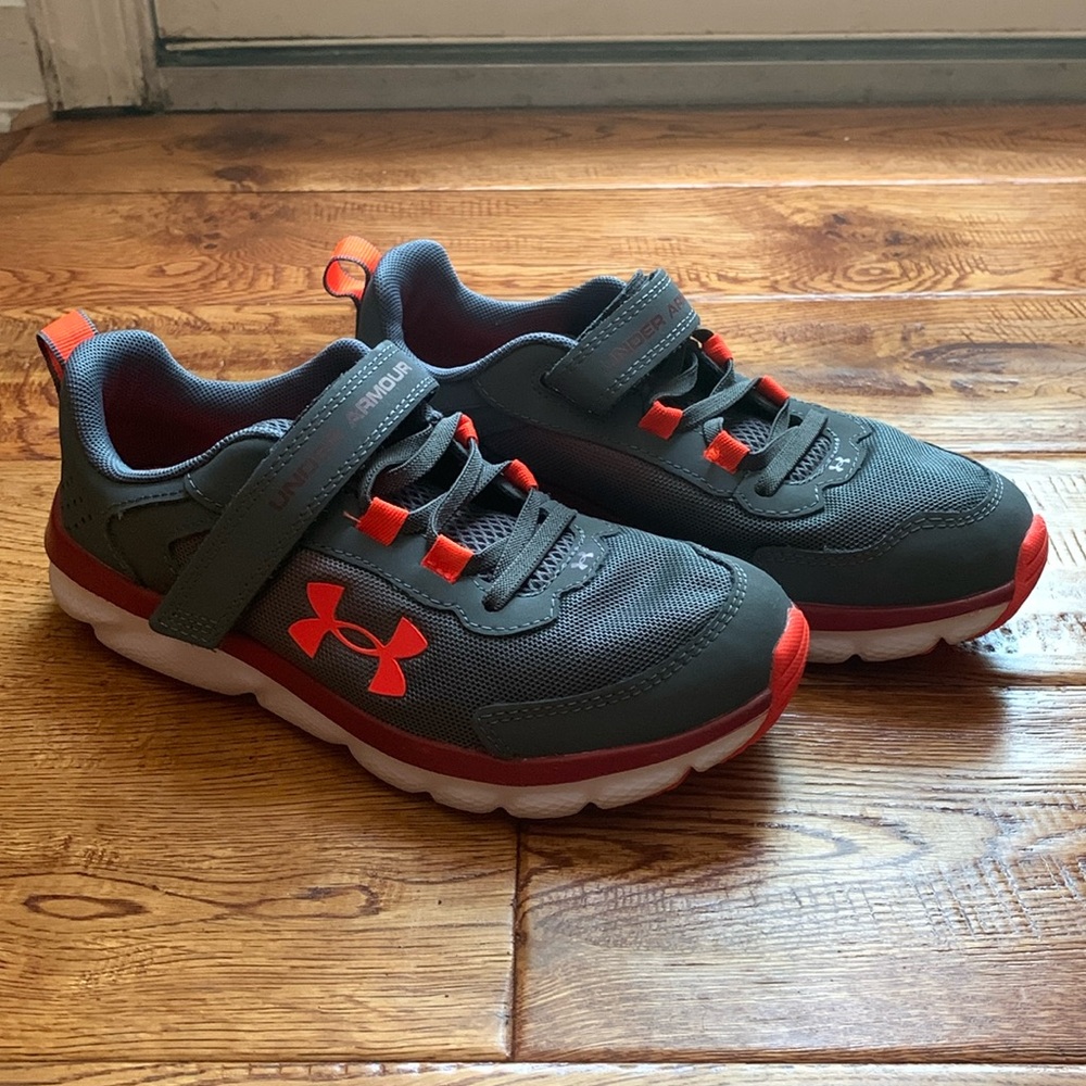 Boys Under Armour gray and orange sneaker size 2.5Y